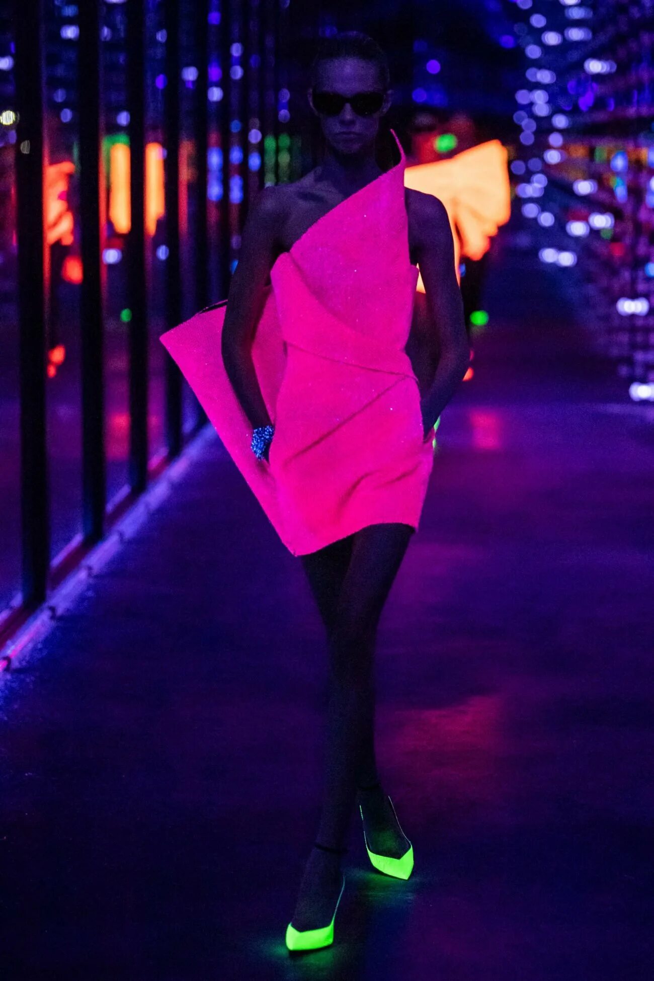 Неоновые вещи. Платье uv glow. Одежда в неоновых цветах. Светящиеся платья. Неон одежда.