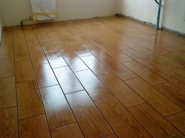 Плитка елочкой. Укладка плитки под ламинат. Укладка плитки под. Плитка под паркет елочкой напольная керама марацци. Укладка плитки под.