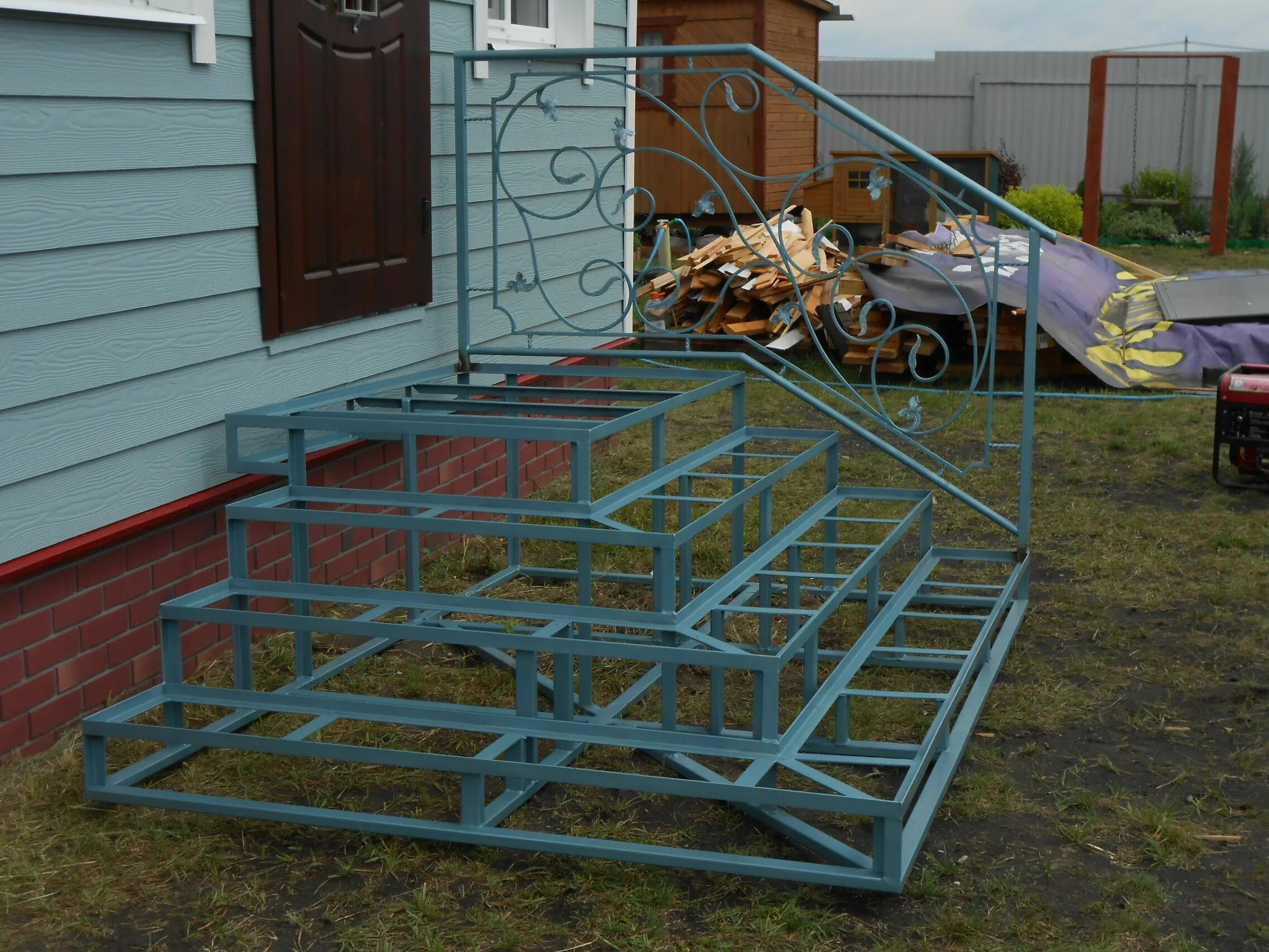 входная лестница из профильной трубы. опалубка для бетонной лестницы. площадка под ступени. лестница из металла и бетона. лестница сварная h= 3500 (половица 800, s=2.