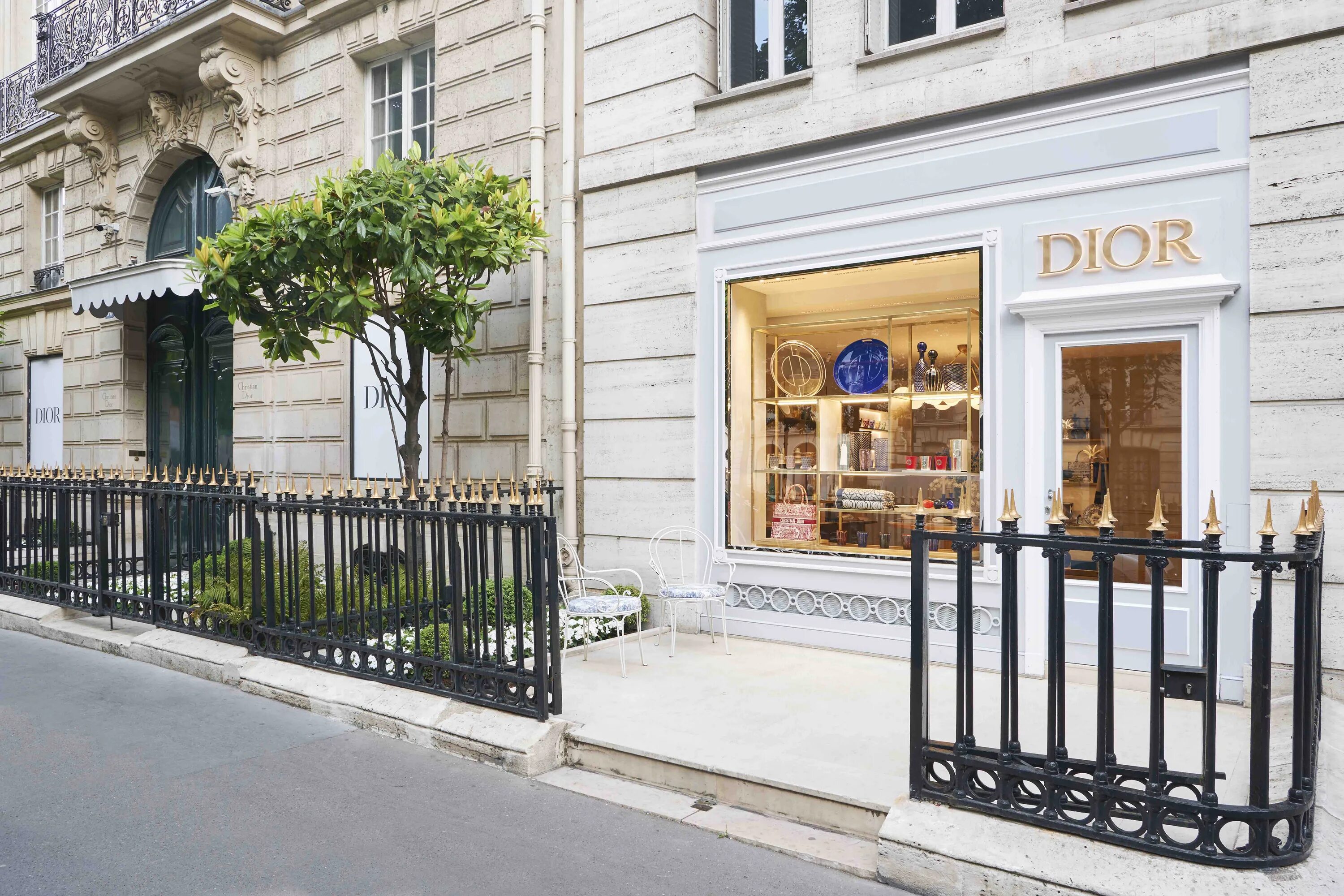 Проспект монтеня. Первый дом диор в париже. Avenue montaigne. Авеню монтень париж. Франция авеню монтань.