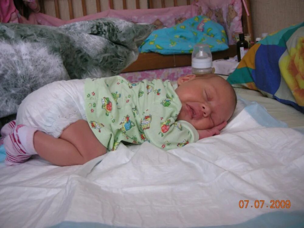 Выкладывание на живот грудничка. Сон на животике новорожденного.