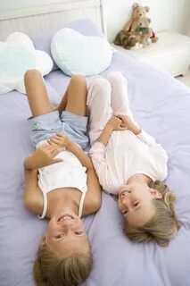 Где 2 девушки на кровати