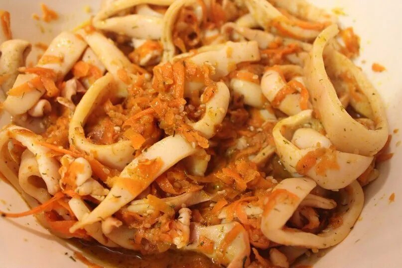 Кальмары приготовление в домашних. Салат из кальмаров. Салат с жареным кальмаром. Кальмар с кунжутом. Салат с кальмарами и корейской морковью.
