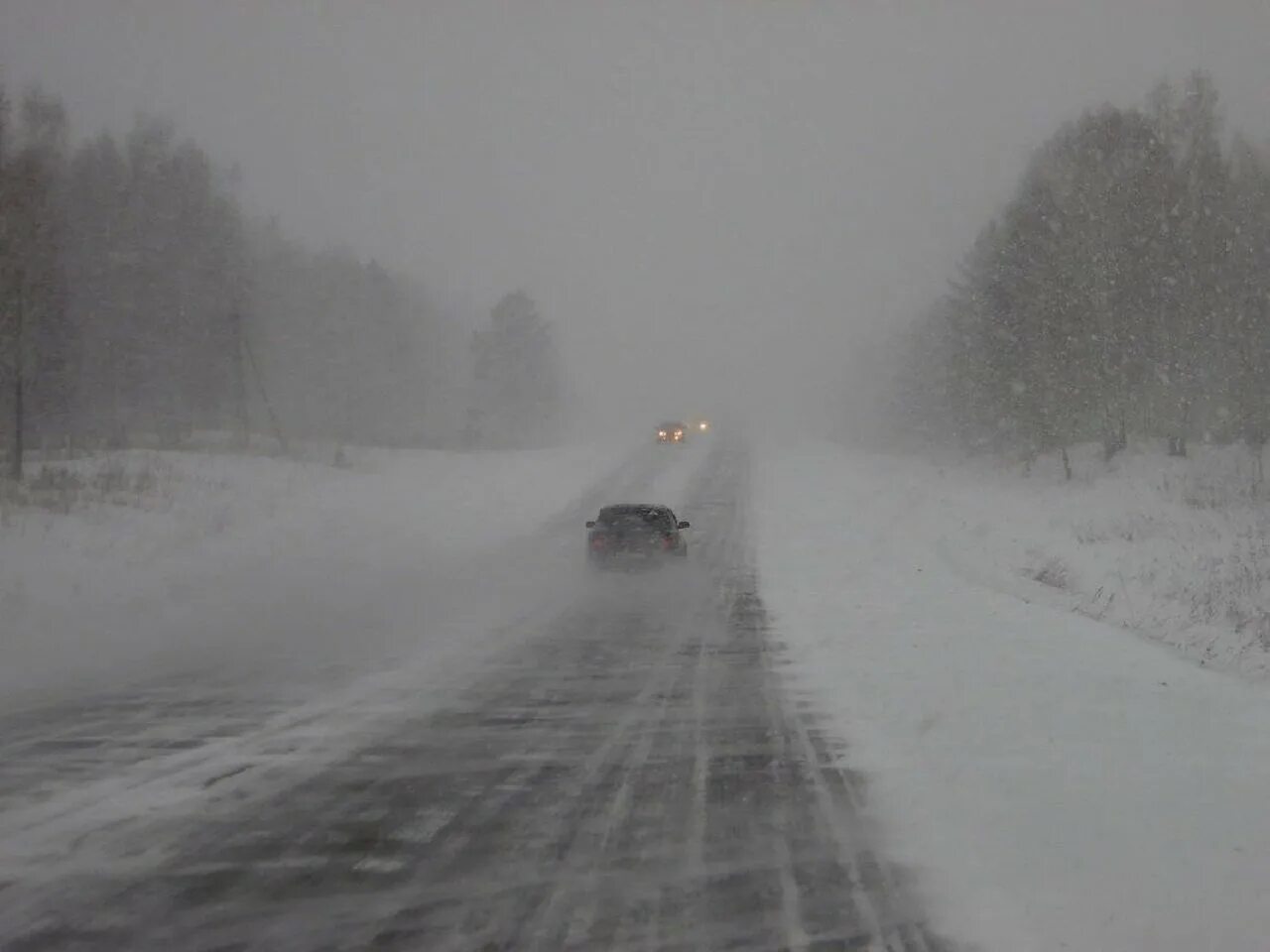 Снегопад плохая видимость. Плохая видимость из за снега. Метель на дороге. Снегопад на дороге. Сильный ветер на дороге