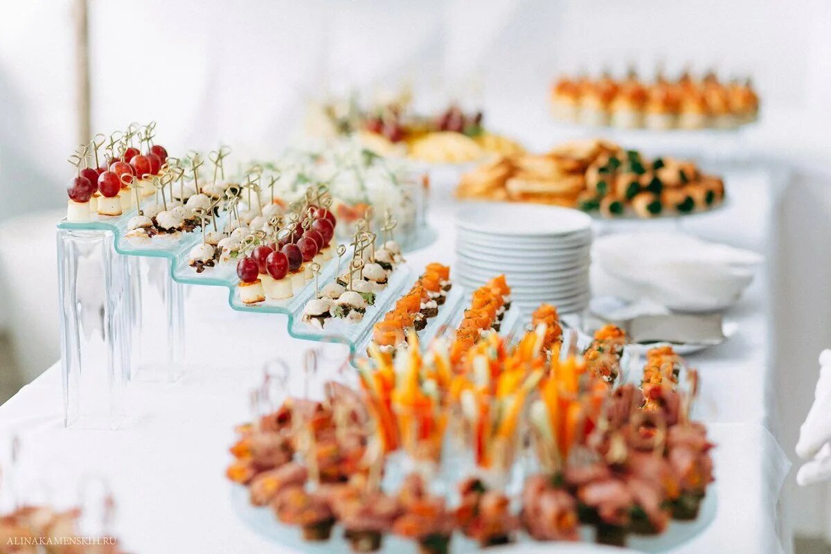 Свадебный кейтеринг. Фуршет на природе. Фуршетный стол на свадьбу. Банкет фуршет. Свадебный фуршет.