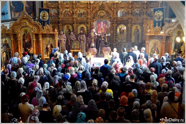 Народ в церкви. В храме много народа. Много людей молятся в церкви. Много народа молится в храме.