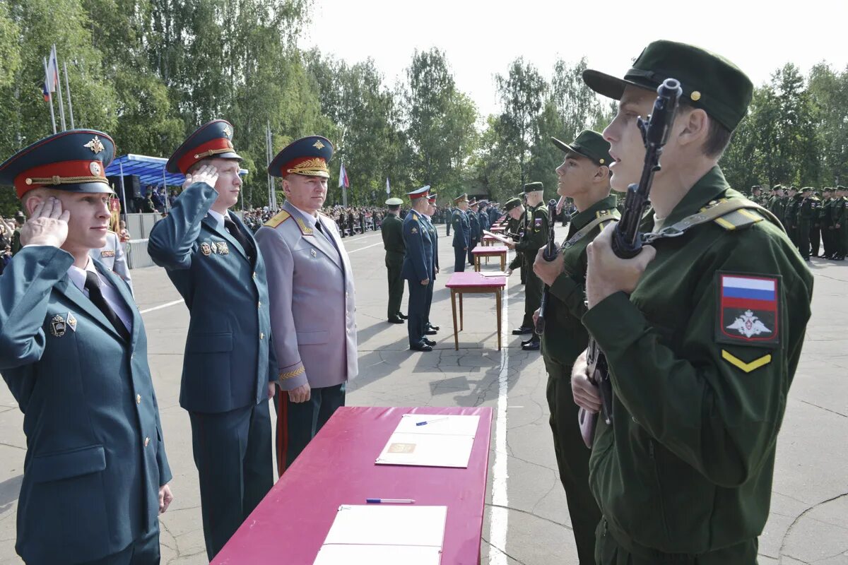 Присвоено звание сержанта. Торжественное принятие военной присяги. Присвоение очередного воинского звания. Вручение очередного воинского звания. Церемония проведение присяги в армии.