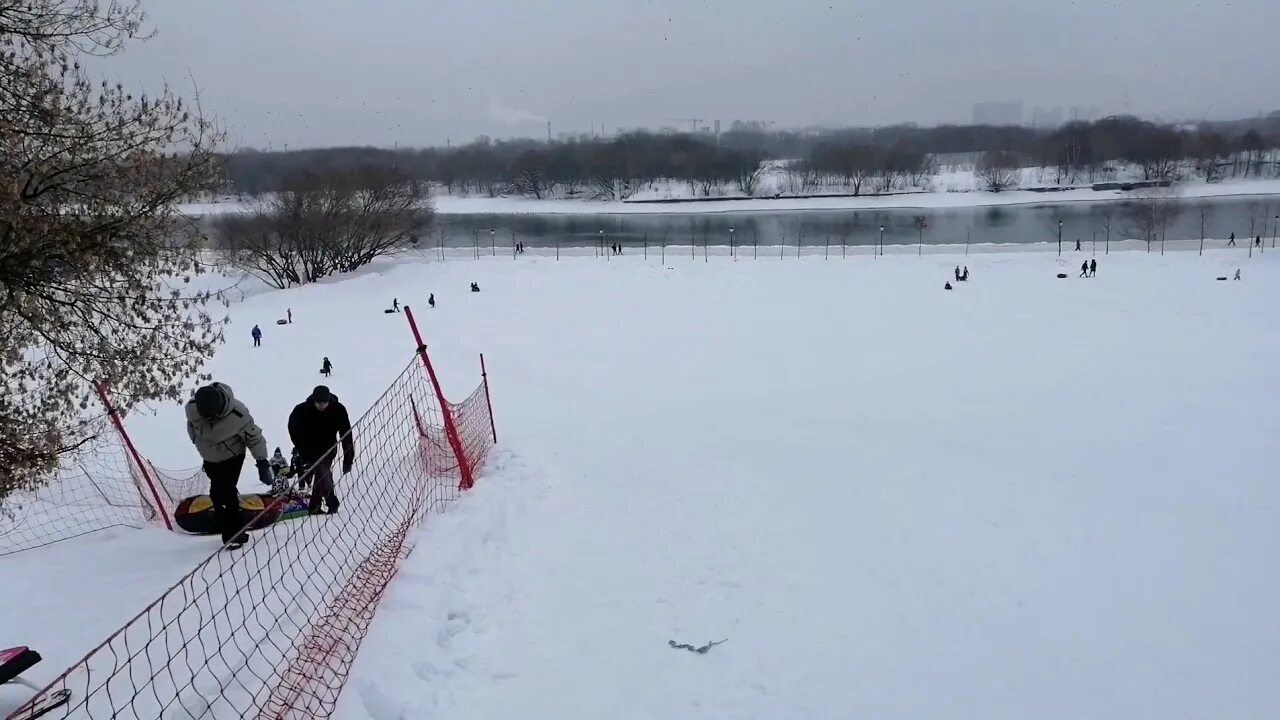 Тюбинговая горка в коломенском парке. Коломенская горка. Коломенская горка. Коломенская горка. Парк коломенское тюбинг 2022.