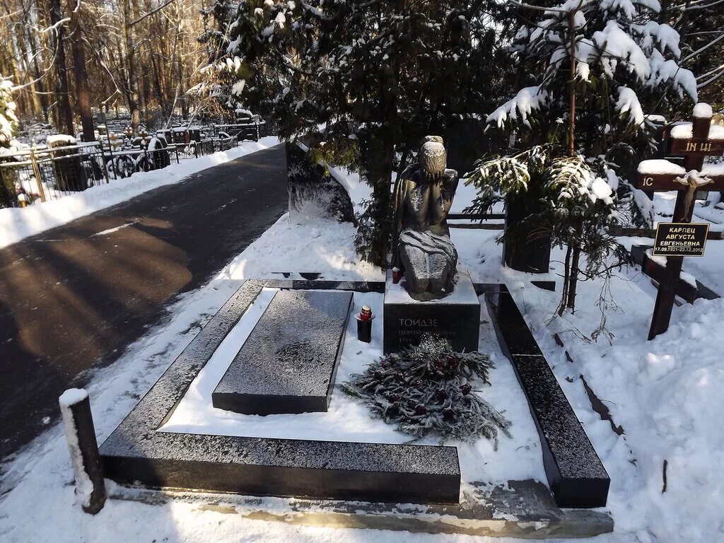 Можно ли посещать кладбище в воскресенье. Зимняя могила. Кладбище зимой. Памятники на кладбище. Могила на кладбище зимой.