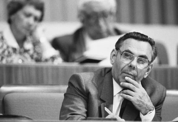 Полозков секретарь компартии рсфср. Полозков первый секретарь цк. Полозков первый секретарь цк. Полозков коммунист. Полозков коммунистическая партия рсфср.