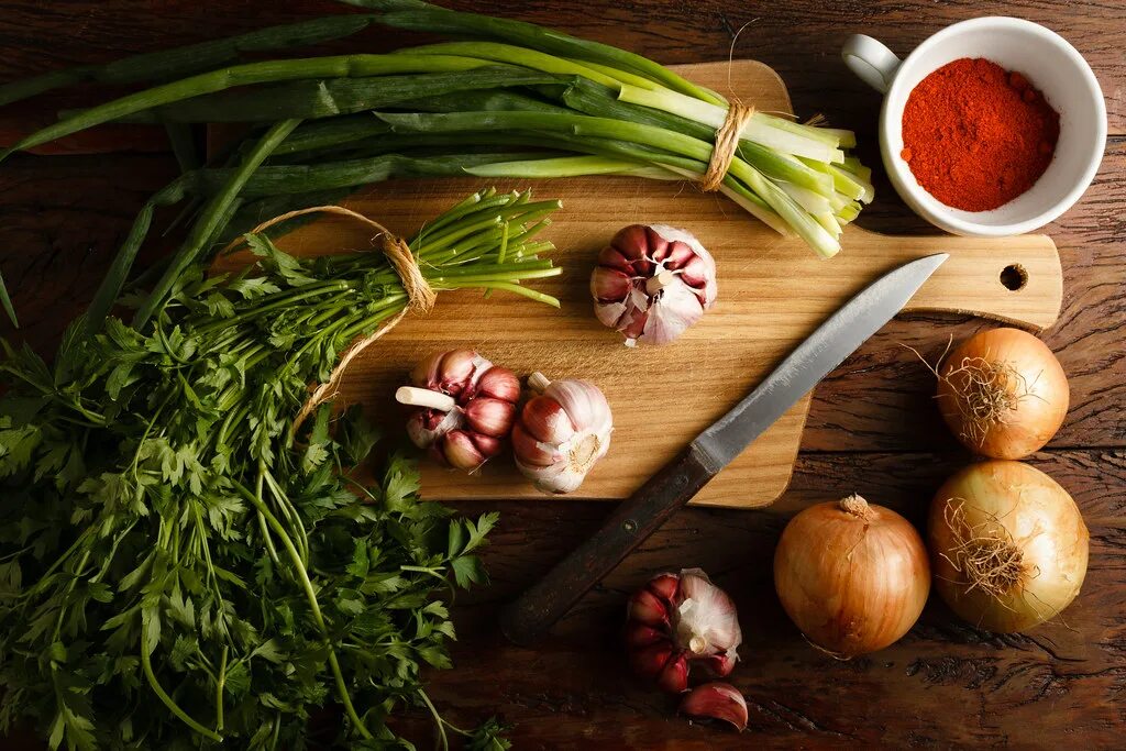 Овощи зелень грибы пряная. Приправы без фона. Кинза и петрушка. Натюрморт с овощами. Овощи и зелень.