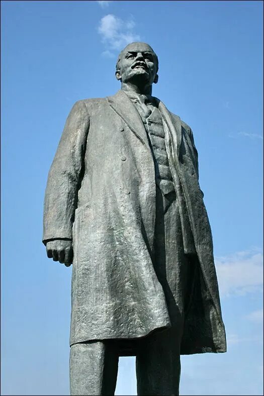В каком городе стоит ленин. Скульптура ленина в полный рост. памятник ленину во весь рост. памятник ленину в полный рост.