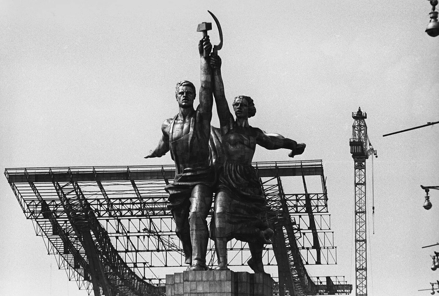 Создание памятника рабочий и колхозница. Вера мухина рабочий и колхозница 1937. монумент «рабочий и колхозница» веры мухиной (1937). скульптура мухиной рабочий и колхозница. скульптура веры мухиной «рабочий и колхозница»у вднх 1939.