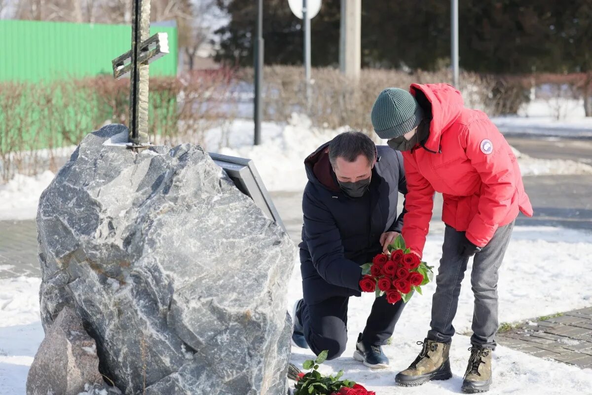 Трагедия на камышитовом заводе в белгороде произошла. Памятник камышитовый завод Белгород. Трагедия на камышитовом заводе в Белгороде. Белгород возложение цветов. Жертвы в Белгородской области.