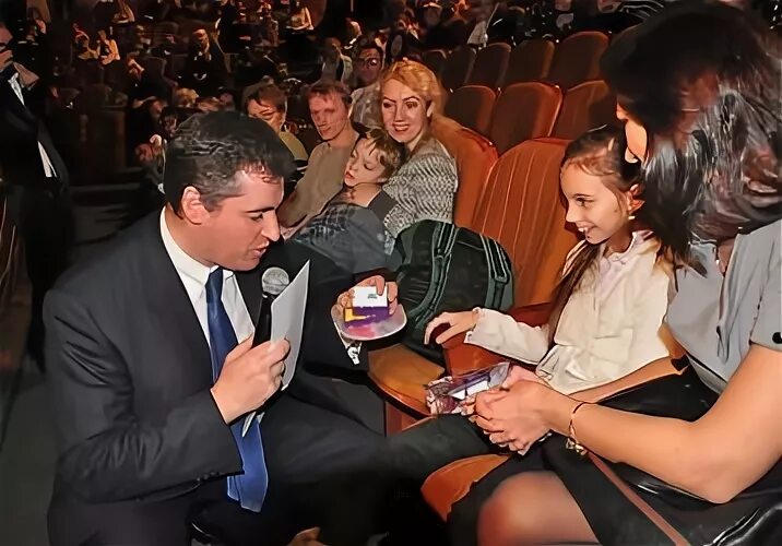 СМИ сообщили о романе певицы Зары и депутата Леонида Слуцкого