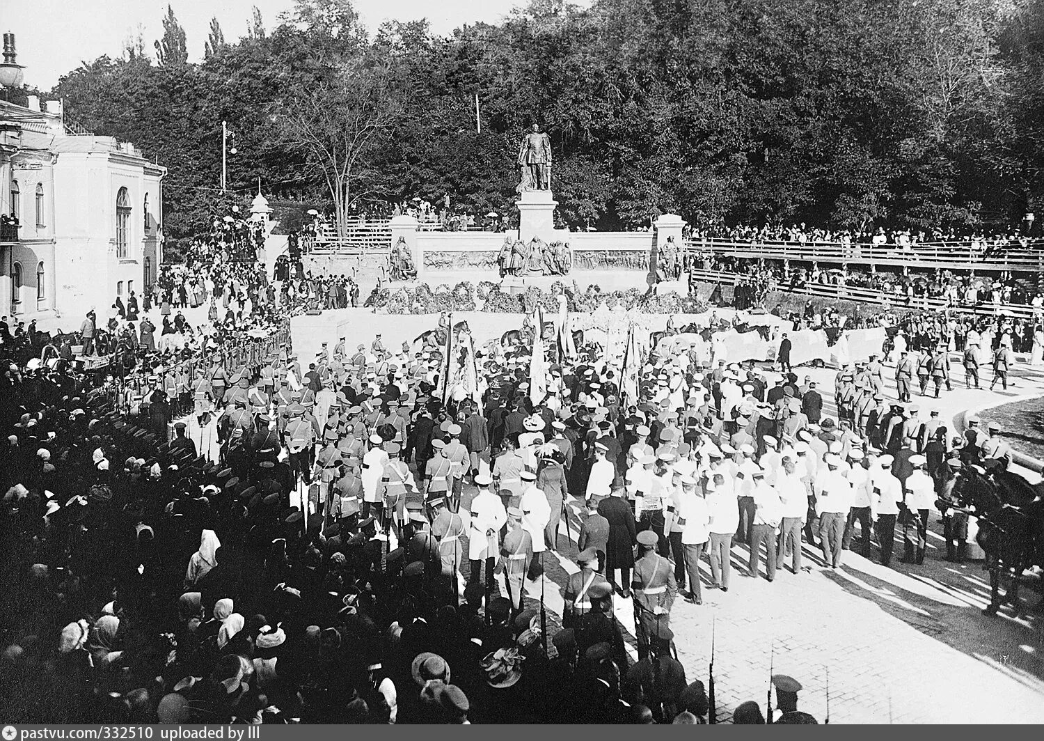 В каком городе убили столыпина. Похороны Столыпина 1911. Похороны Петра Аркадьевича Столыпина. Покушение на Столыпина 1911. Покушение на Столыпина 1911 картина.