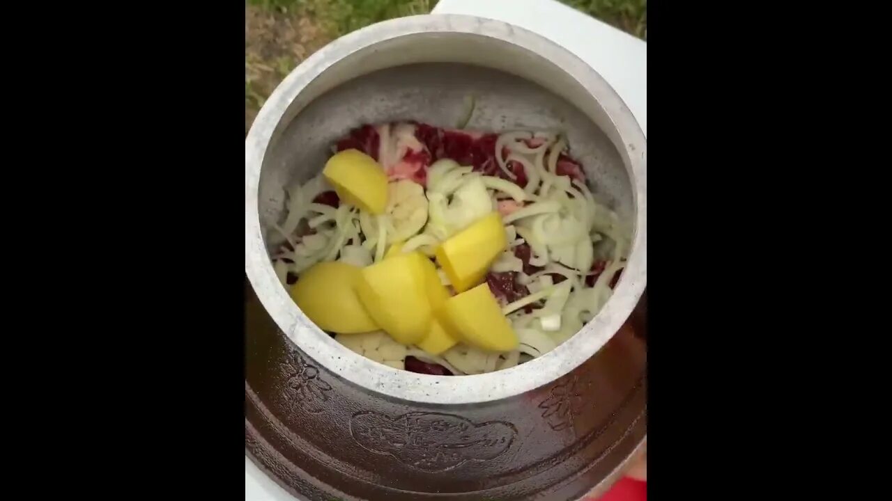 Готовим в афганском казане картошку с мясом. Картошка в афганском казане. картошка с мясом в афганском казане. жаркое в афганском казане с картошкой. говядина с картошкой в афганском казане на плите.
