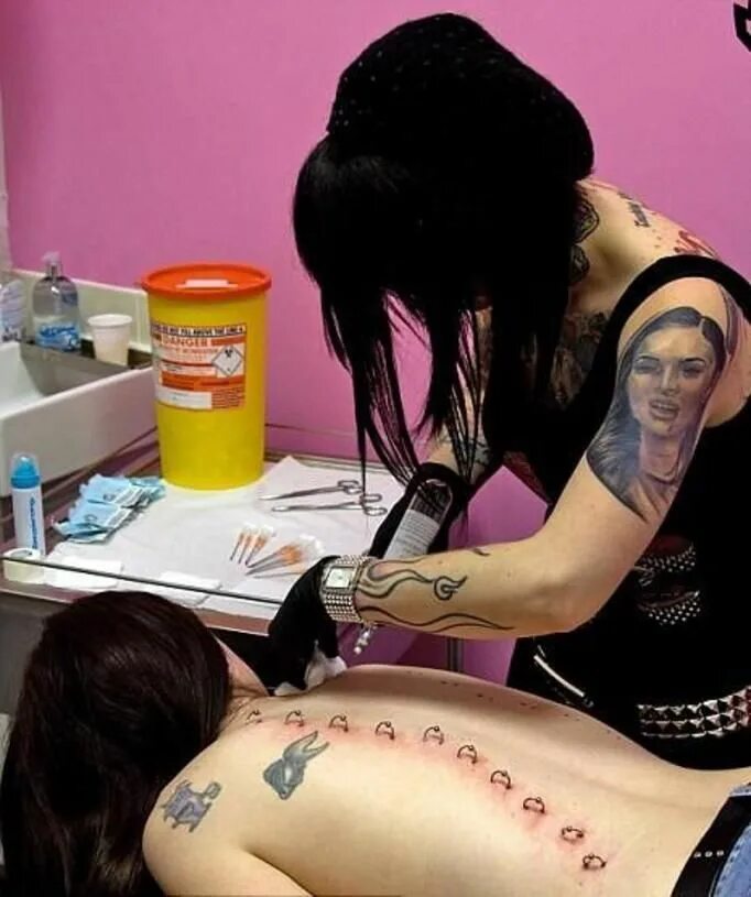 Какие тату бьют девушки. Какие тату бьют девушки. Девушка делает тату. Тату анджелины джоли. Тату.