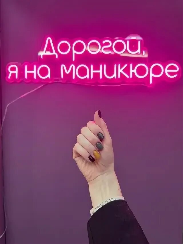 Маникюр с винным бокалом. Opi цвет малага. Синий новогодний маникюр с фужерами. Винные матовые ногти. Острые ногти винного цвета с бокалом вина.