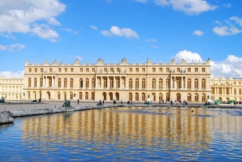 Сказочный версаль. Версальский дворец. Версаль Франция. Версальский дворец в Париже короля. Туристы в Версале.