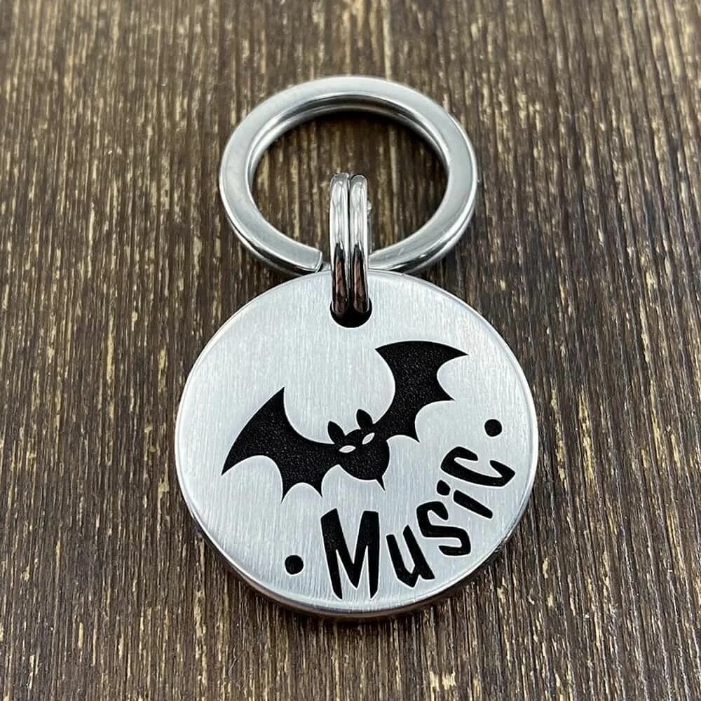 Летучая мышь из 10 рублевой монеты юбилейной. Медальон летучая мышь. Кулон с летучей мышью. Медальон летучая мышь. Кулон разведка.