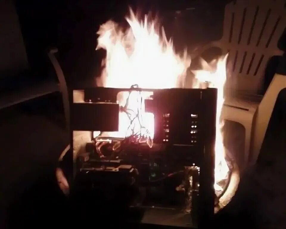 Сгоревший пк. Горящий ПК. Сгоревший системник. Комп загорелся. Компьютер горит.