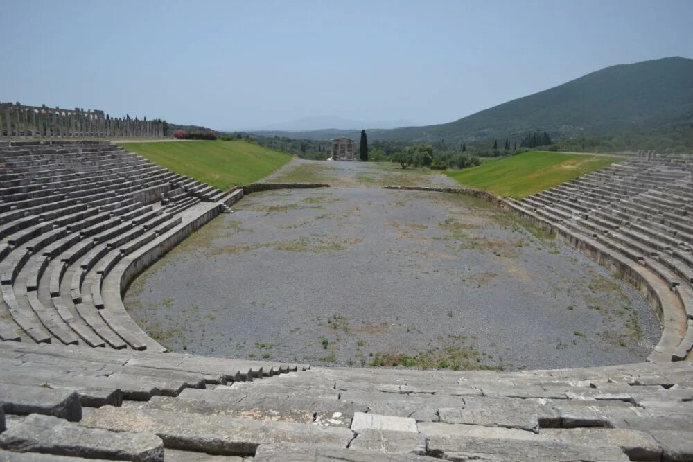 Стадион геракл. Древнегреческий Олимпийский стадион. Олимпия Греция стадион. Стадион в Олимпии в древней Греции. Олимпия стадион древняя Греция.