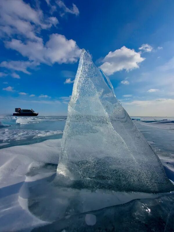 1 ледяной. кусок льда. пещеры ледника ватнайёкюдль, исландия. 1 ледяной. ледяные торосы на байкале.