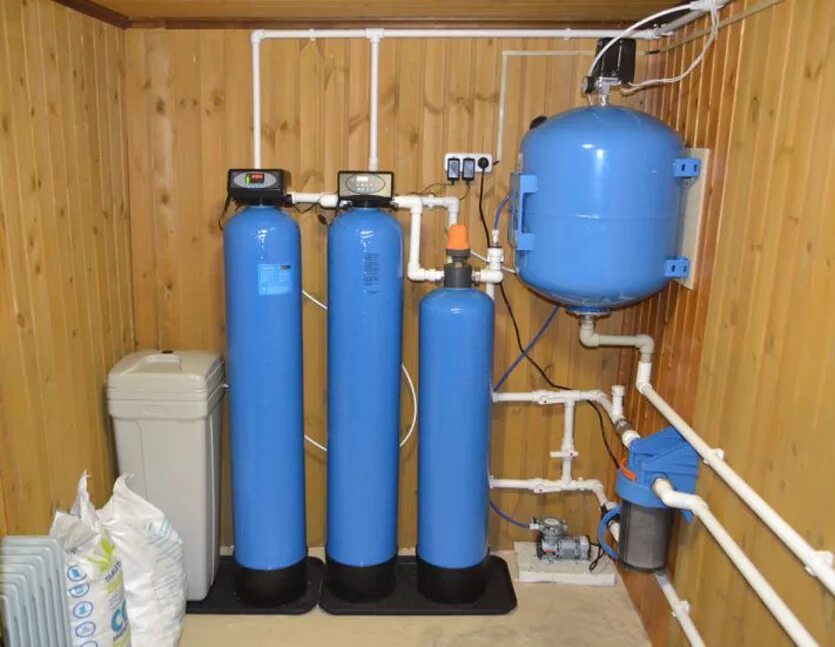 фильтр обратного осмоса магистральный. система обезжелезивания воды для скважины. система очистки воды из скважины из магистральных фильтров. промывка скважины. система водоочистки на скважине.