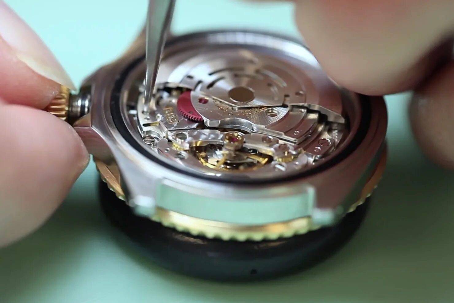 Как открыть наручные часы для замены. Rolex 3135 Movement. Калибр часов 3135. Ролекс Калибр 3135. Наручные часы разобранные.