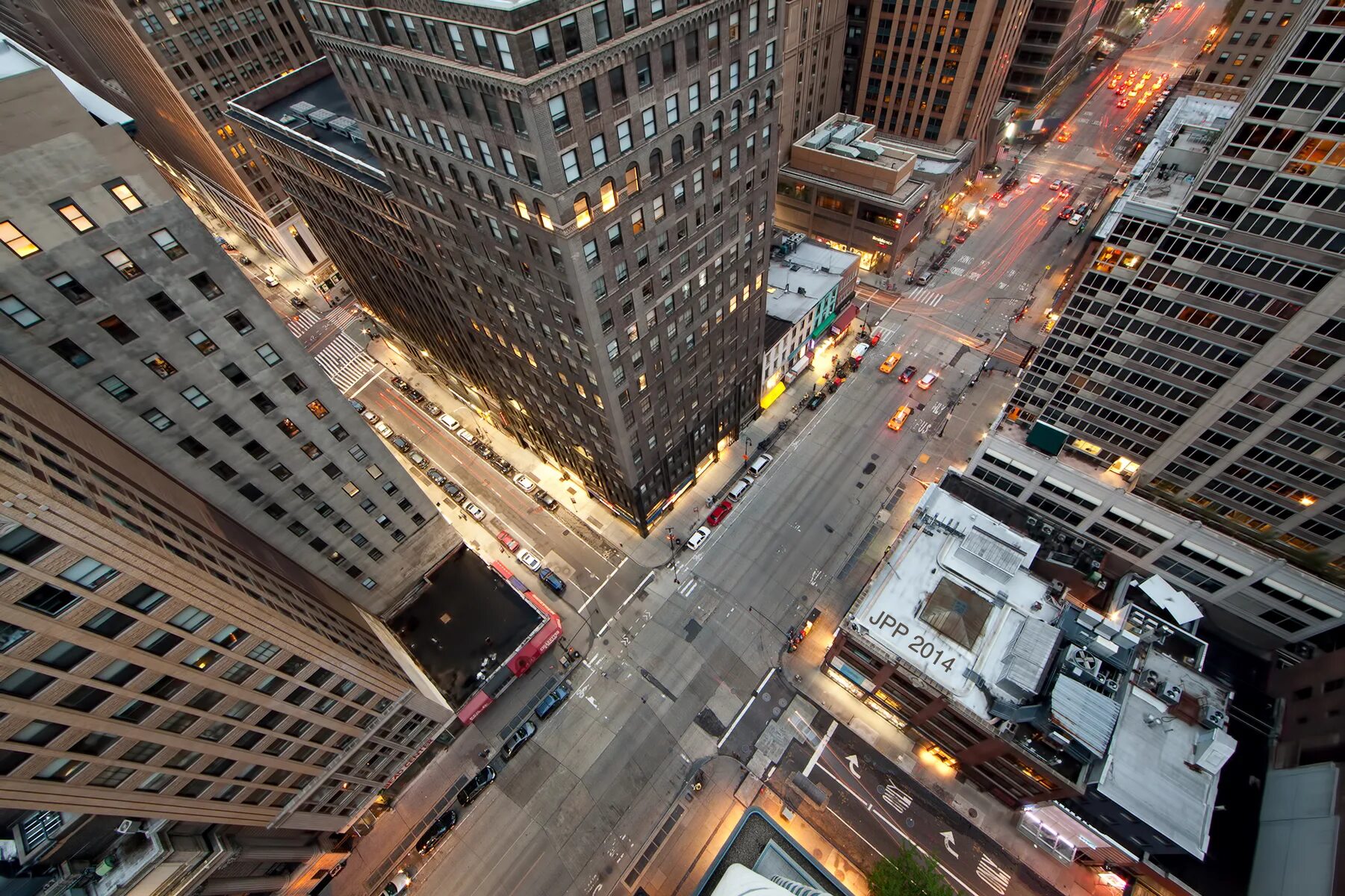 Крайслер билдинг смотровая площадка. Нью йорк конец света. Эмпайр-стейт-билдинг нью-йорк внутри. Конец небоскреба. Разрушенный небоскреб.