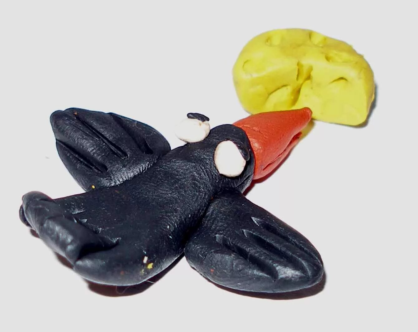 Ворона из глины. Ворон из пластилина. Лепка птиц из пластилина. Ворона из пластилина. Ворона из пластилина.