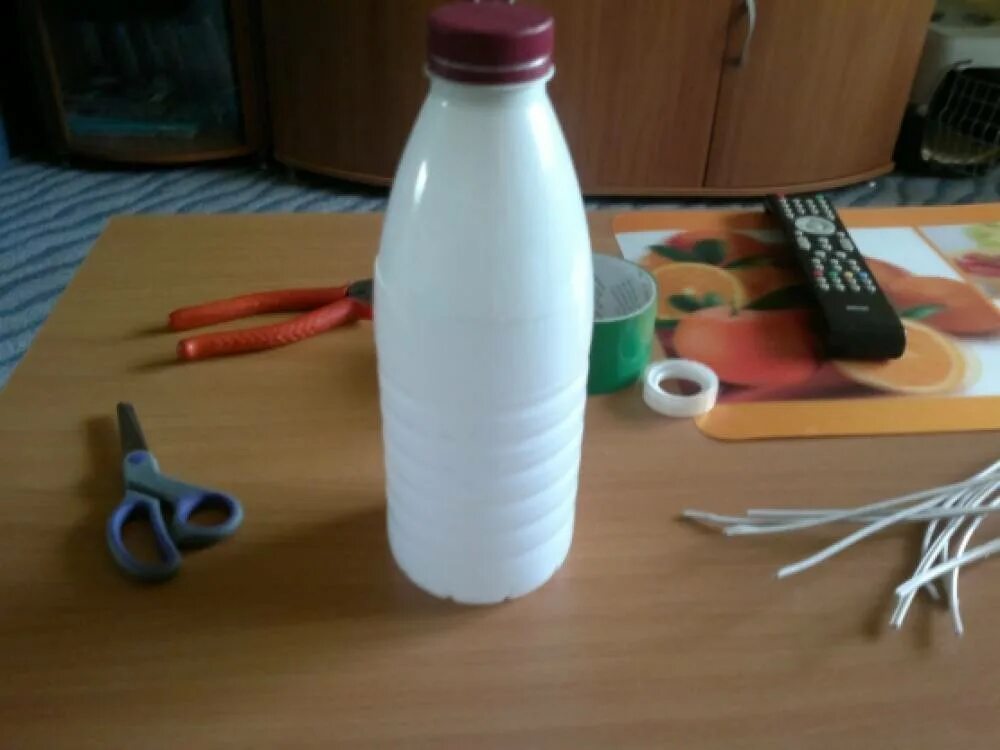 Ландыши из пластиковых бутылок. Игрушки из бутылок от шампуня. Из бутылок из под молока своими руками. Бутылка непрозрачная пластиковая. Из бутылок из под молока своими руками.