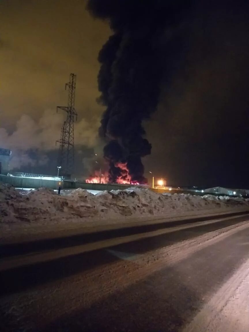 Горящие казань. Оргсинтез казань пожар. пожар химическая 21 казань. оргсинтез казань зарево ночью. пожар в казани вчера.
