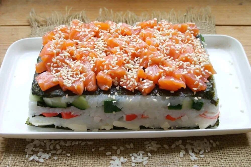Салат суши с красной рыбой и нори. Суши салат слоеный. Суши торт филадельфия. Суши торт филадельфия. Салат суши с красной рыбой и нори.