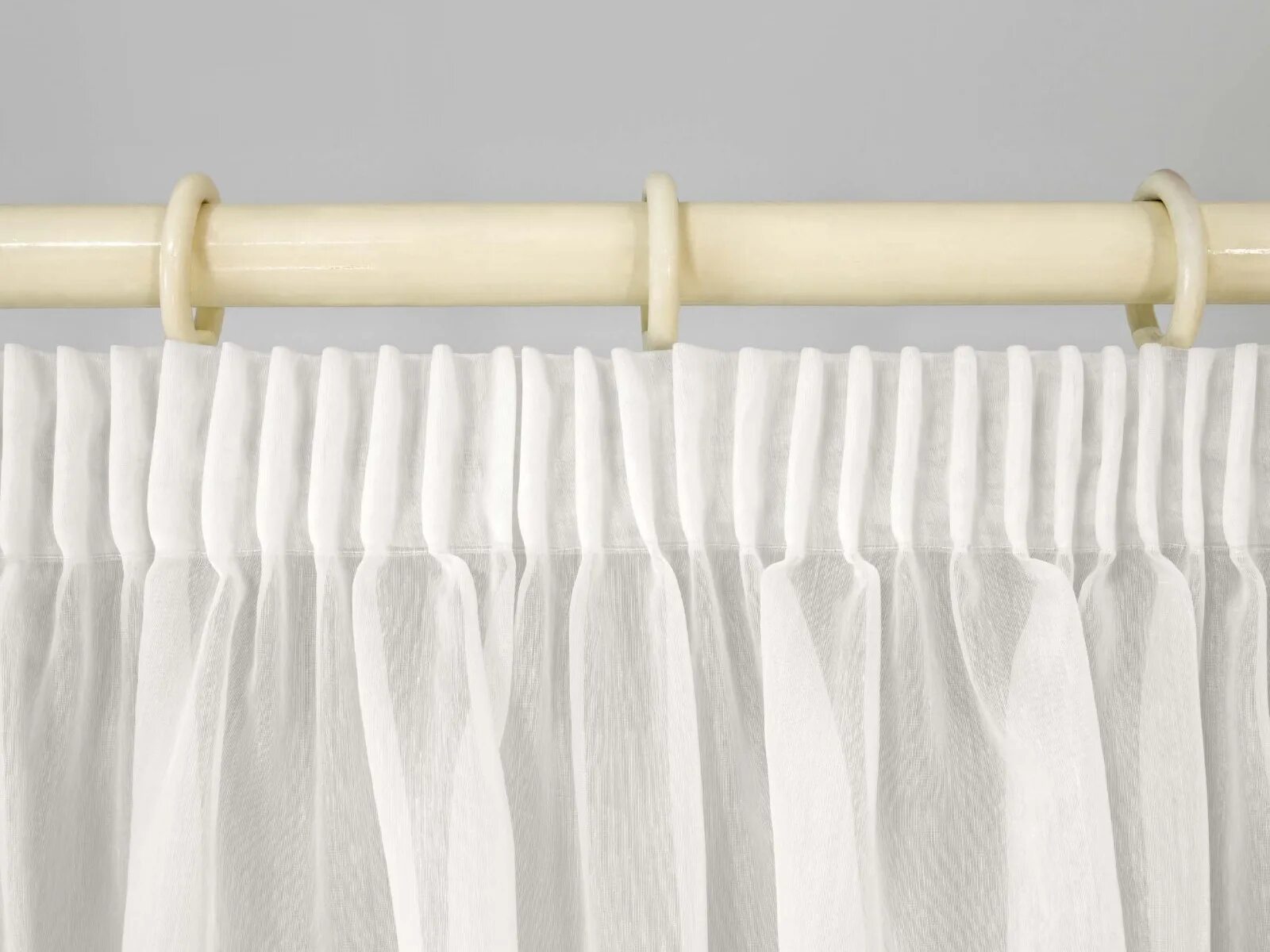 Тогас шторы двойные. Тюль togas. Бежевые шторы в гостиной. Портьеры togas giardino 2046. Шторы тогас флоранс.