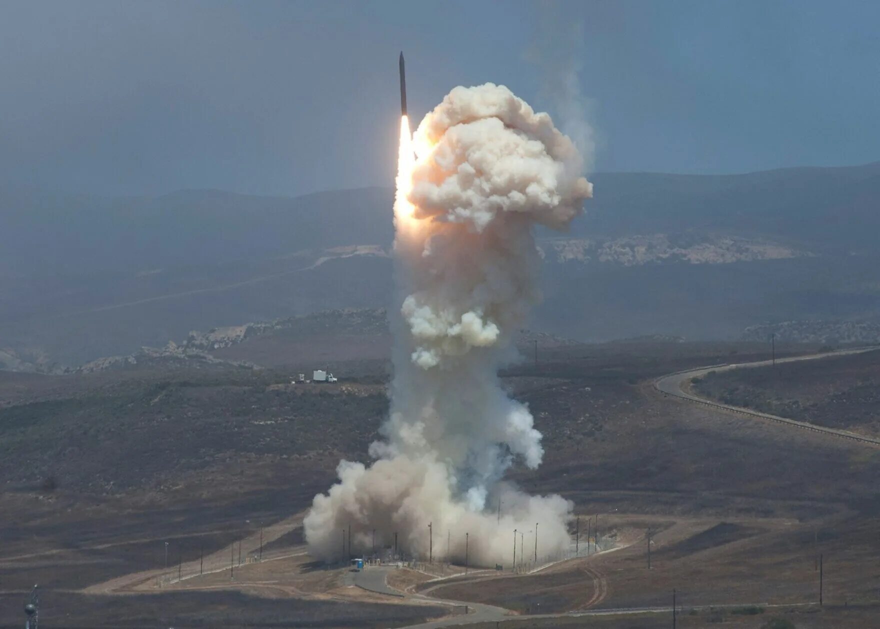 Ядерные ракеты америки. Ракета atacms сша. Ядерные ракеты америки. Ядерные ракеты америки. Дунфэн-2.