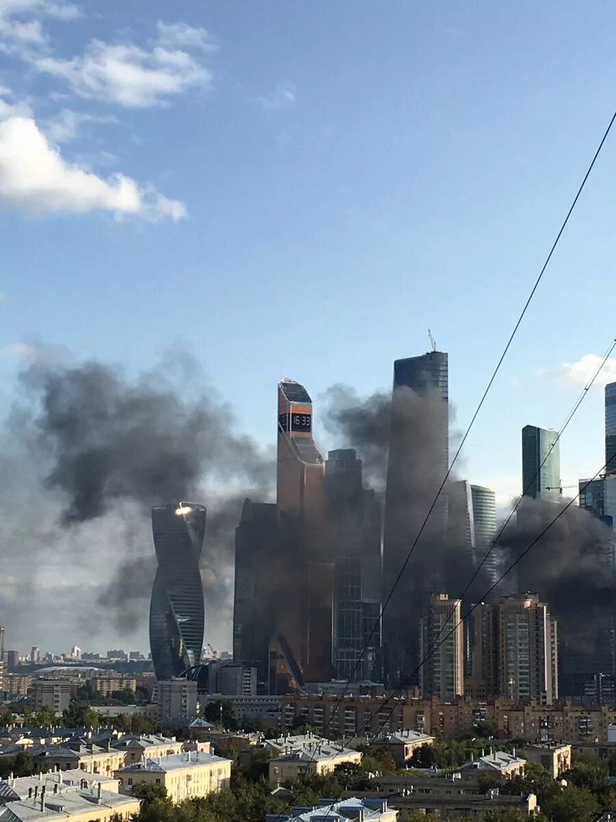 Правда что москва сити горит. Пожар в Москва Сити сейчас. В Москоу Сити горит башня. Башня Федерация пожар. Пожар в Москоу Сити.