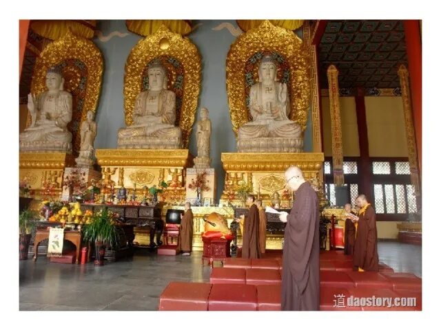 Буддистский храм внутри. Буддийский храм изнутри. Буддизм храм внутри. Внутреннее убранство буддийского храма.