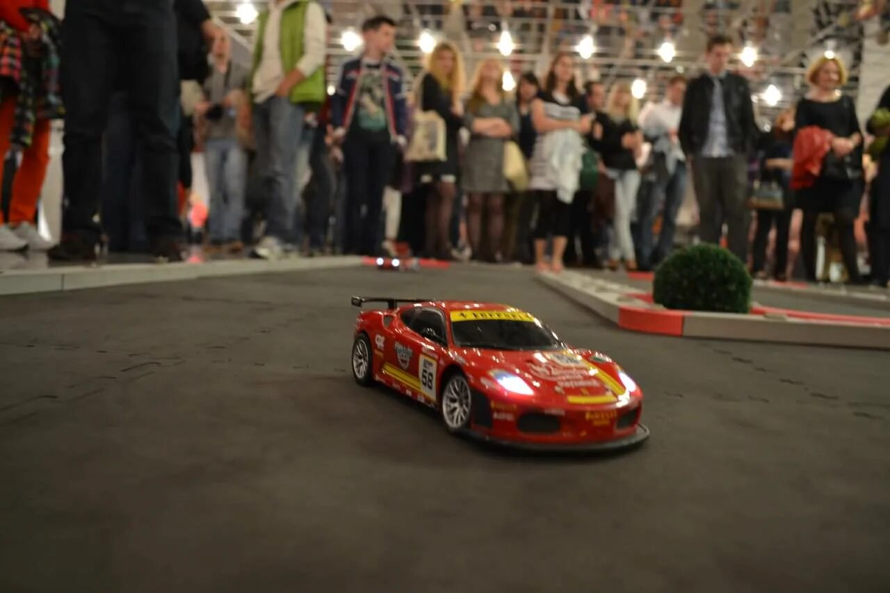 Трасса mini z kyosho. Детские гоночные машинки. Валберис игрушки машины на пульт управлении. Гонки на радиоуправляемых машинках с трюками. Гоночная машинка на радиоуправлении.