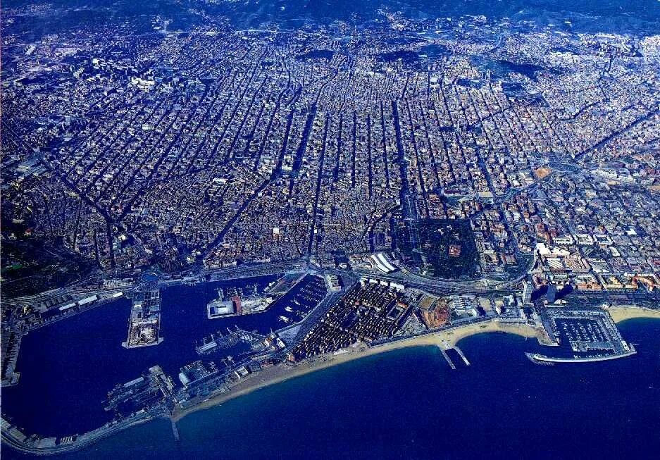 Сверху объяснить. Барселона город в Испании вид сверху. Барселона с высоты птичьего полета. Барселона сверху. Город Барселона с высоты птичьего.