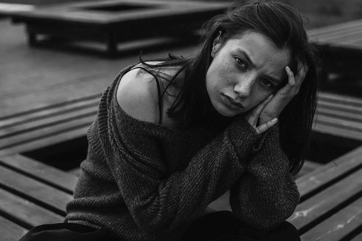 Одинокий в толпе. Это одиночество. Грустная девушка на берегу моря. Одинокая девушка в городе. Одинокая девушка.