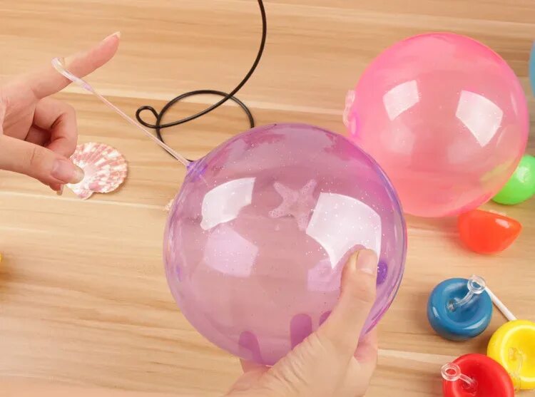 Надувает резиновый шарик. Шар бабл болл. bubble ball мяч жвачка. шарики надувные. прозрачный резиновый шарик.
