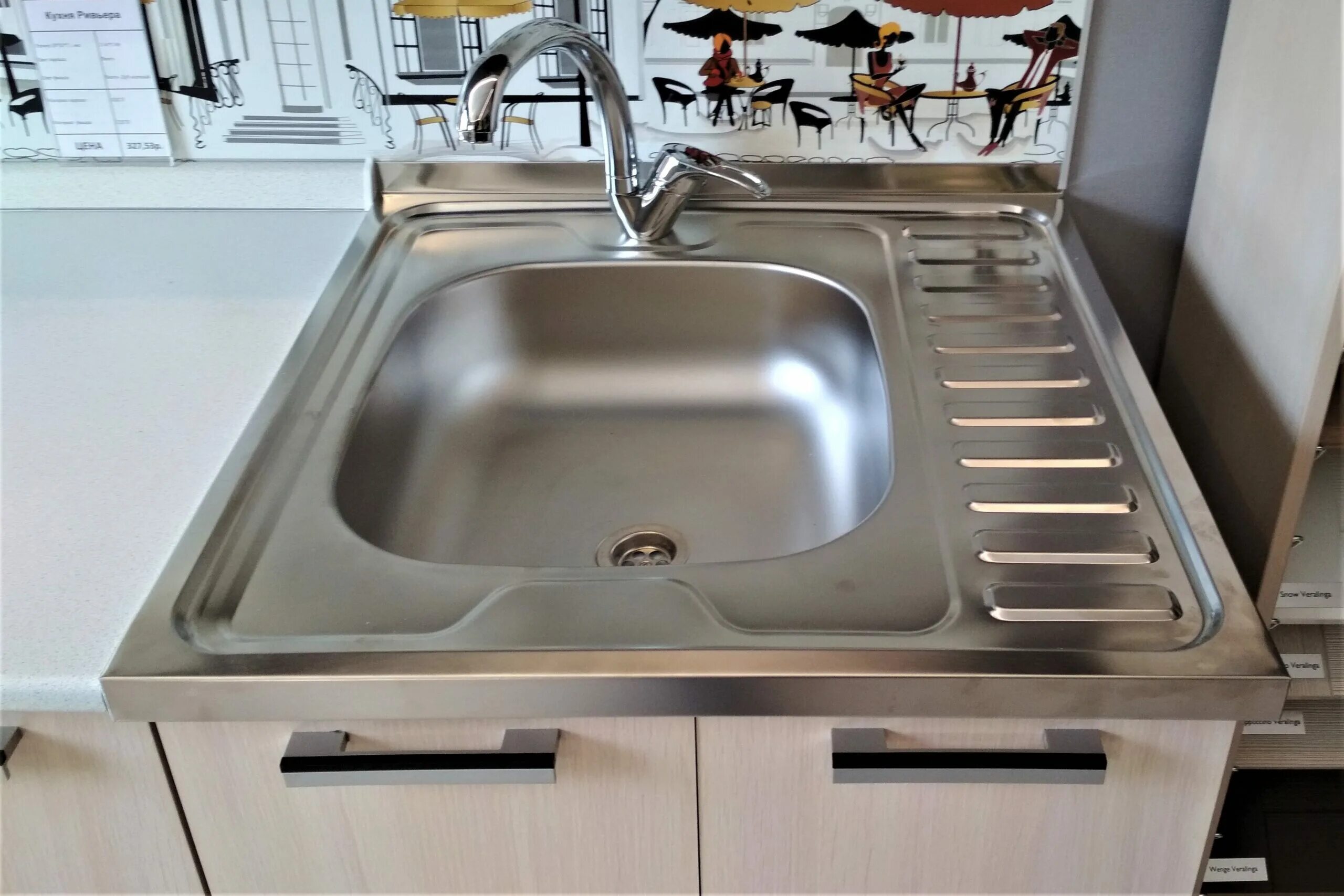 Накладная мойка 565x460. Мойка в уровень со столешницей. Планка между мойкой и столешницей. Между мойкой и. Стык между раковиной и столешницей.