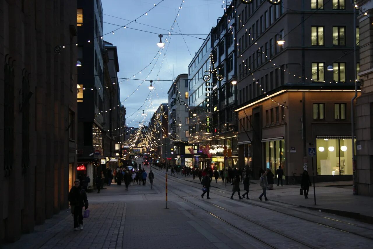 Хельсинки температура. Хельсинки вечером. Пригород Хельсинки зимой. Хельсинки фото улиц.