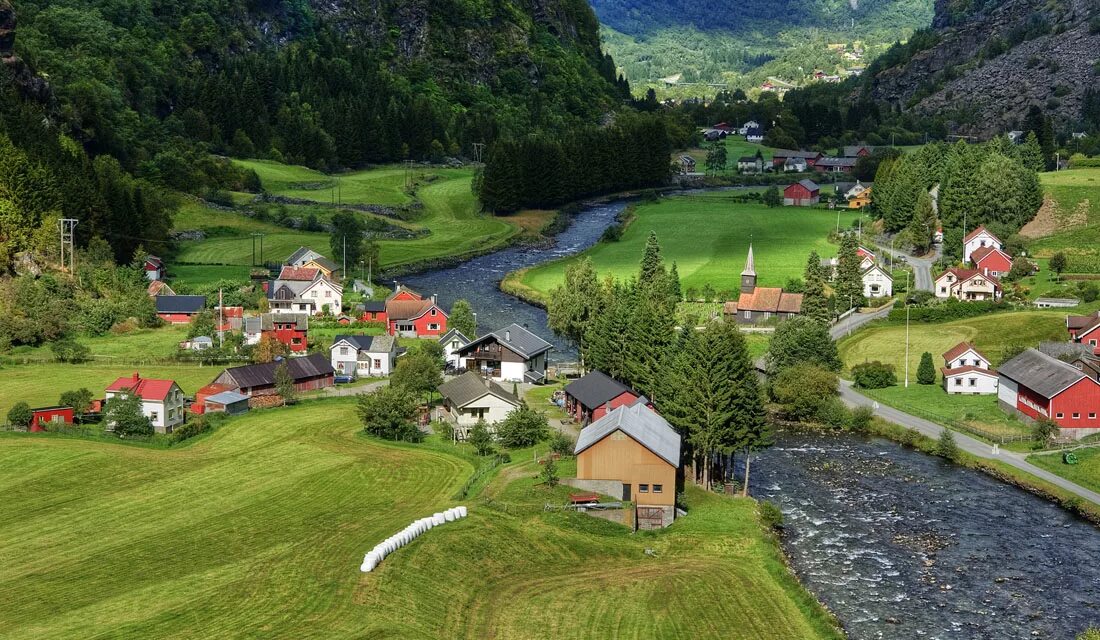 Где сельская местность. Норвежская Горная деревня. Шведская Горная деревня. Деревня Маура Норвегия. Деревушка в Норвегии.