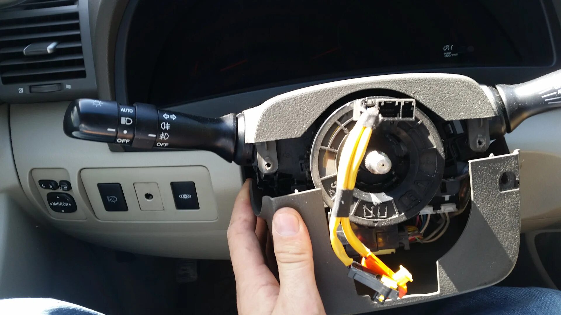 Подрулевые переключатели toyota. Как поменять подрулевой переключатель. Как поменять подрулевой переключатель. Переключатель света мазда 3 бм. Suzuki sx4 2008 подрулевой переключатель света.