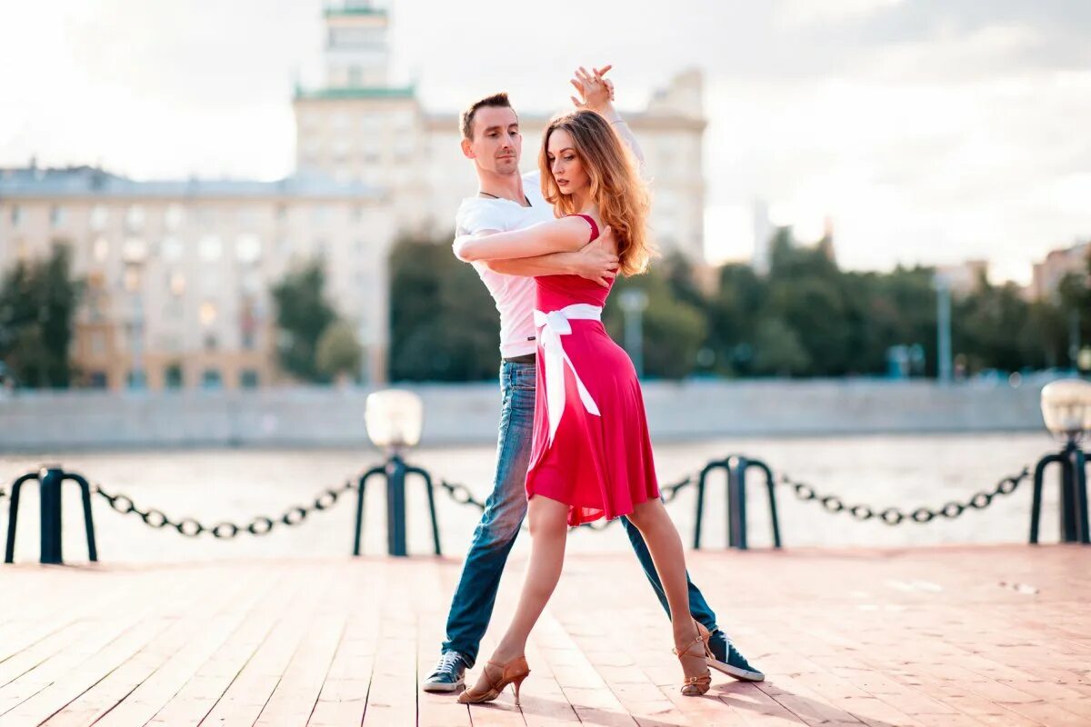 Парный танец на улице классный. Хастл. Парные танцы в Москве. Парные танцы для подростков в Москве.