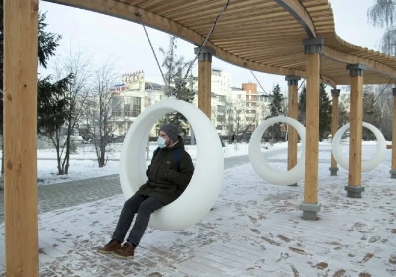 Качели красные нижний новгород. Температурные качели погода. Девочка на качелях зимой. Температурные качели. На урале холода невидимка.