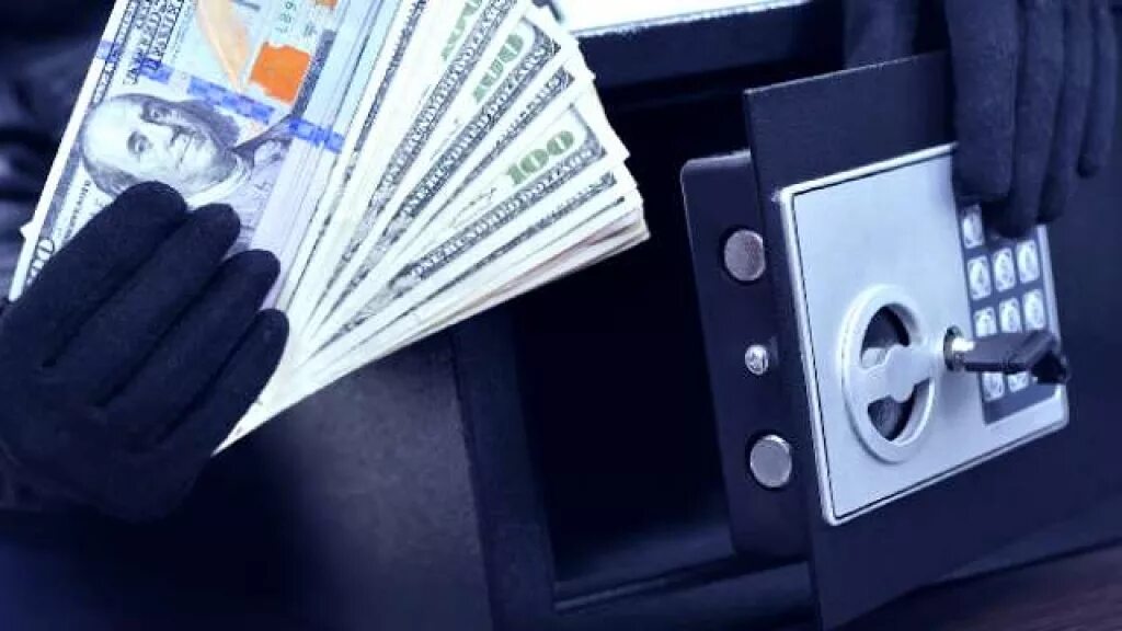 украла сейф.